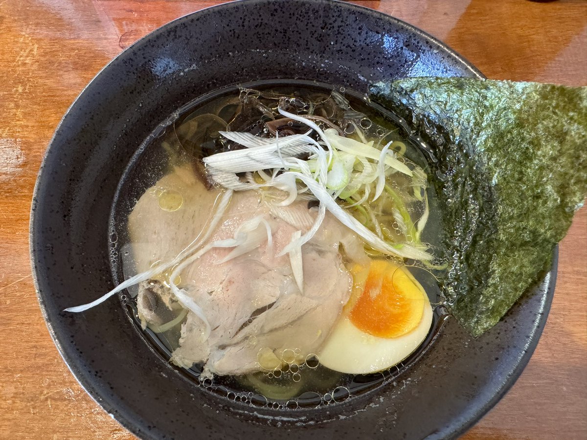 selfish_f's tweet image. 山行く前にラーメン屋寄ったら店内が死ぬほど暑くて汗だくなった💧
山行く格好で良かったけど、途中から日焼け止めの味もしたw
ラーメンは美味しかったです。