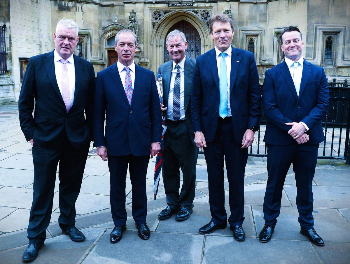 AndyRejoinEU's tweet photo. The EDL is the military wing of the Reform Party, in the same way the IRA used to be the military wing of Sinn Fein.

EDL wear balaclavas.
Reform wear suits.
They are one and the same. https://t.co/Pm6xhmXvlV