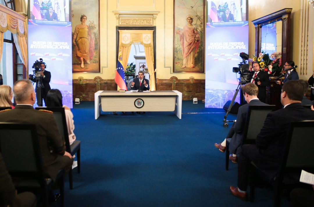 Maduro ofrece balance de daños tras actos vandálicos en el país radiomiraflores.net.ve/maduro-ofrece-…

#MujeresPorLaPaz #2Ago