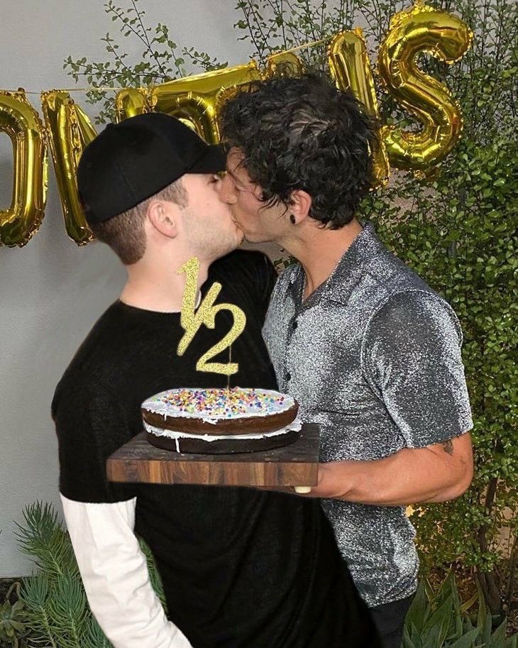catboyclikkie's tweet photo. “but he’s married and a christian” explain this. Quickly. https://t.co/aB5BP0Sv28