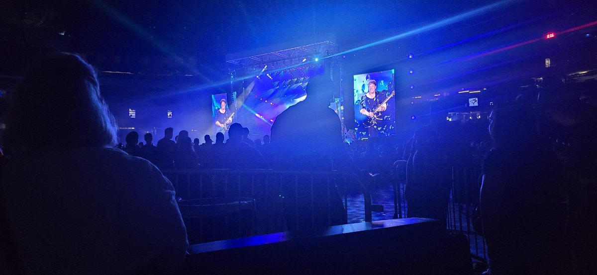 OxyChippy's tweet photo. #defleppardtoronto you should block off seats where the folks are going on the floor so the people's veiw isn't constantly blocked. https://t.co/hBHE1y4Ccg