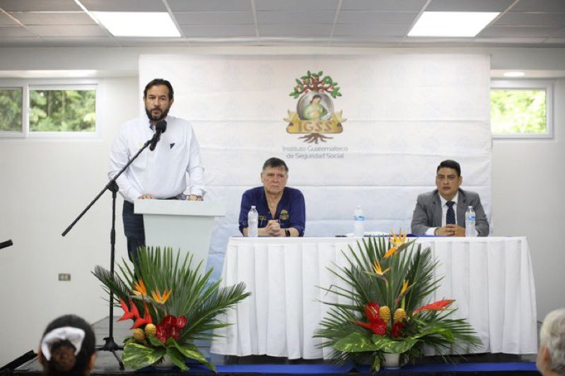 RamonHernande23's tweet photo. IGSS inaugura servicios en el Hospital Departamental de Escuintla

Las autoridades del Instituto Guatemalteco de Seguridad Social (IGSS) inauguraron los nuevos servicios que estarán a disposición de los pacientes del Hospital Departamental de Escuintla.

las autoridades del Seguro Social inauguraron la primera fase del proyecto de modernización médico-tecnológica e infraestructura de dicho centro asistencial, con el que se pretende brindar un servicio más ágil y con calidad de atención a los más de 289 mil pacientes adscritos.

El médico Franco Marcenaro, a cargo del Hospital Departamental del IGSS en Escuintla, dio a conocer que este proyecto sirve para dar cumplimiento al compromiso continuo con la salud y el bienestar de la comunidad.
Con estas mejoras se garantiza un acceso más rápido y eficaz en la atención médica para todos los asegurados del IGSS en Escuintla.

José Adolfo Flamenco, presidente de la Junta Directiva del IGSS, destacó que con esta modernización los pacientes tendrán una disminución en el tiempo de espera para el despacho de medicamentos y una mejor ubicación de acceso al servicio de laboratorio clínico.

Áreas remozadas

El IGSS informó que se hicieron varias mejoras, entre ellas la creación del Centro de Atención Integral al Enfermo Renal, el remozamiento y traslado del laboratorio clínico, la ampliación de la sala de espera en la consulta externa y la habilitación de dos ventanillas de atención en el área de farmacia, que serán de uso exclusivo para las clínicas que atiende a adultos mayores.

También se busca la descentralización del servicio de nefrología, que permitirá brindar un tratamiento especializado y de alta calidad a más de 900 pacientes renales, que requieren procedimientos como hemodiálisis y diálisis peritoneal continua ambulatoria, explicó Marcenaro.

Más de 355 mil asegurados
Según las cifras del Departamento Actuarial y Estadístico del IGSS, este departamento cuenta con 355 mil 81 personas protegidas, que representa el 9.9 % del total de trabajadores asegurados en el país.

Con la modernización de las unidades hospitalarias, se brindan mejores herramientas al personal médico para la atención de los derechohabientes y forman parte fundamental del Plan Estratégico Institucional 2023-2027.
Texto: Estuardo Martínez 
#Igss  #Metroredes #Escuintla #ElheraldoGT