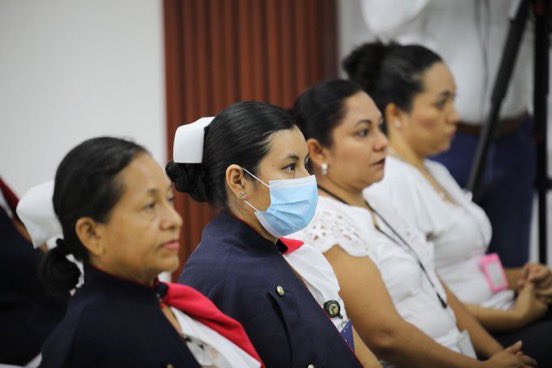 RamonHernande23's tweet photo. IGSS inaugura servicios en el Hospital Departamental de Escuintla

Las autoridades del Instituto Guatemalteco de Seguridad Social (IGSS) inauguraron los nuevos servicios que estarán a disposición de los pacientes del Hospital Departamental de Escuintla.

las autoridades del Seguro Social inauguraron la primera fase del proyecto de modernización médico-tecnológica e infraestructura de dicho centro asistencial, con el que se pretende brindar un servicio más ágil y con calidad de atención a los más de 289 mil pacientes adscritos.

El médico Franco Marcenaro, a cargo del Hospital Departamental del IGSS en Escuintla, dio a conocer que este proyecto sirve para dar cumplimiento al compromiso continuo con la salud y el bienestar de la comunidad.
Con estas mejoras se garantiza un acceso más rápido y eficaz en la atención médica para todos los asegurados del IGSS en Escuintla.

José Adolfo Flamenco, presidente de la Junta Directiva del IGSS, destacó que con esta modernización los pacientes tendrán una disminución en el tiempo de espera para el despacho de medicamentos y una mejor ubicación de acceso al servicio de laboratorio clínico.

Áreas remozadas

El IGSS informó que se hicieron varias mejoras, entre ellas la creación del Centro de Atención Integral al Enfermo Renal, el remozamiento y traslado del laboratorio clínico, la ampliación de la sala de espera en la consulta externa y la habilitación de dos ventanillas de atención en el área de farmacia, que serán de uso exclusivo para las clínicas que atiende a adultos mayores.

También se busca la descentralización del servicio de nefrología, que permitirá brindar un tratamiento especializado y de alta calidad a más de 900 pacientes renales, que requieren procedimientos como hemodiálisis y diálisis peritoneal continua ambulatoria, explicó Marcenaro.

Más de 355 mil asegurados
Según las cifras del Departamento Actuarial y Estadístico del IGSS, este departamento cuenta con 355 mil 81 personas protegidas, que representa el 9.9 % del total de trabajadores asegurados en el país.

Con la modernización de las unidades hospitalarias, se brindan mejores herramientas al personal médico para la atención de los derechohabientes y forman parte fundamental del Plan Estratégico Institucional 2023-2027.
Texto: Estuardo Martínez 
#Igss  #Metroredes #Escuintla #ElheraldoGT