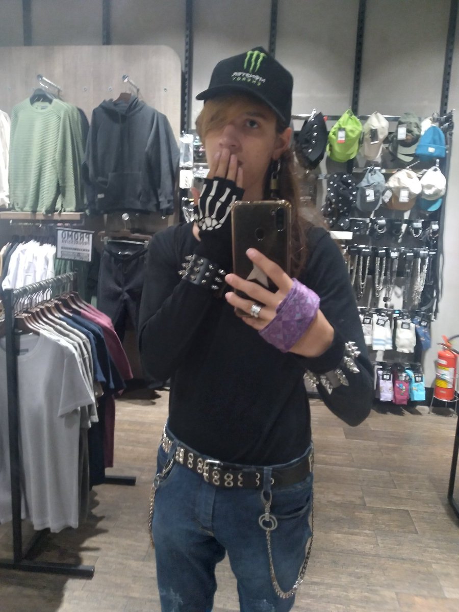 batyuri's tweet photo. Rolê de sexta no Shopping Tucuruvi com meu parça e companhia #rolecomosparca #companhia #shoppingtucuruvi #roles #rolezin #rolezemo #rolededomingo #domingo #domingou #dominguemo #teen #teenager #teenlife #batyuriplays #emo #emocore #emoteen #emocute #emobr #emolife #emostile #alt https://t.co/fq8sw09UCF