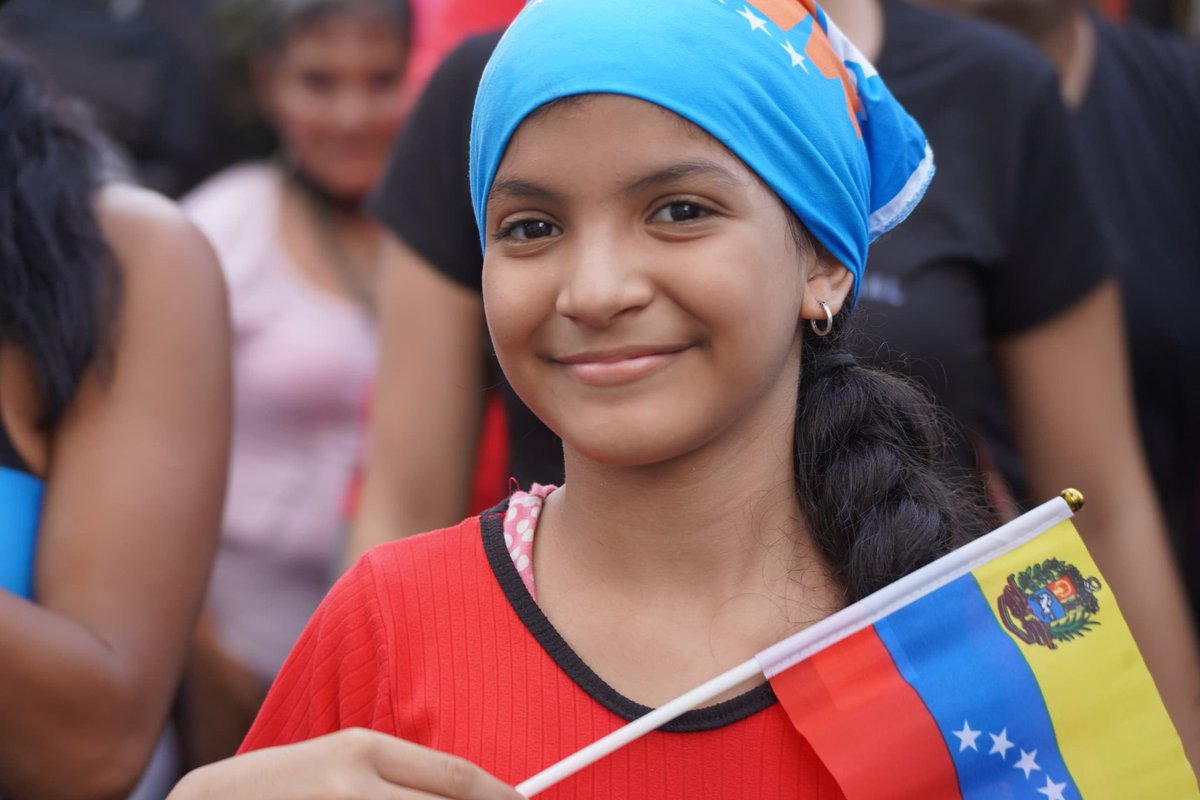 JuventudPSUV's tweet photo. Gran Movilización de las #MujeresPorLaPaz en Caracas. Ellas también votaron por el Presidente @NicolasMaduro y celebran la Victoria del 28 de Julio. https://t.co/4zT4Wejjot