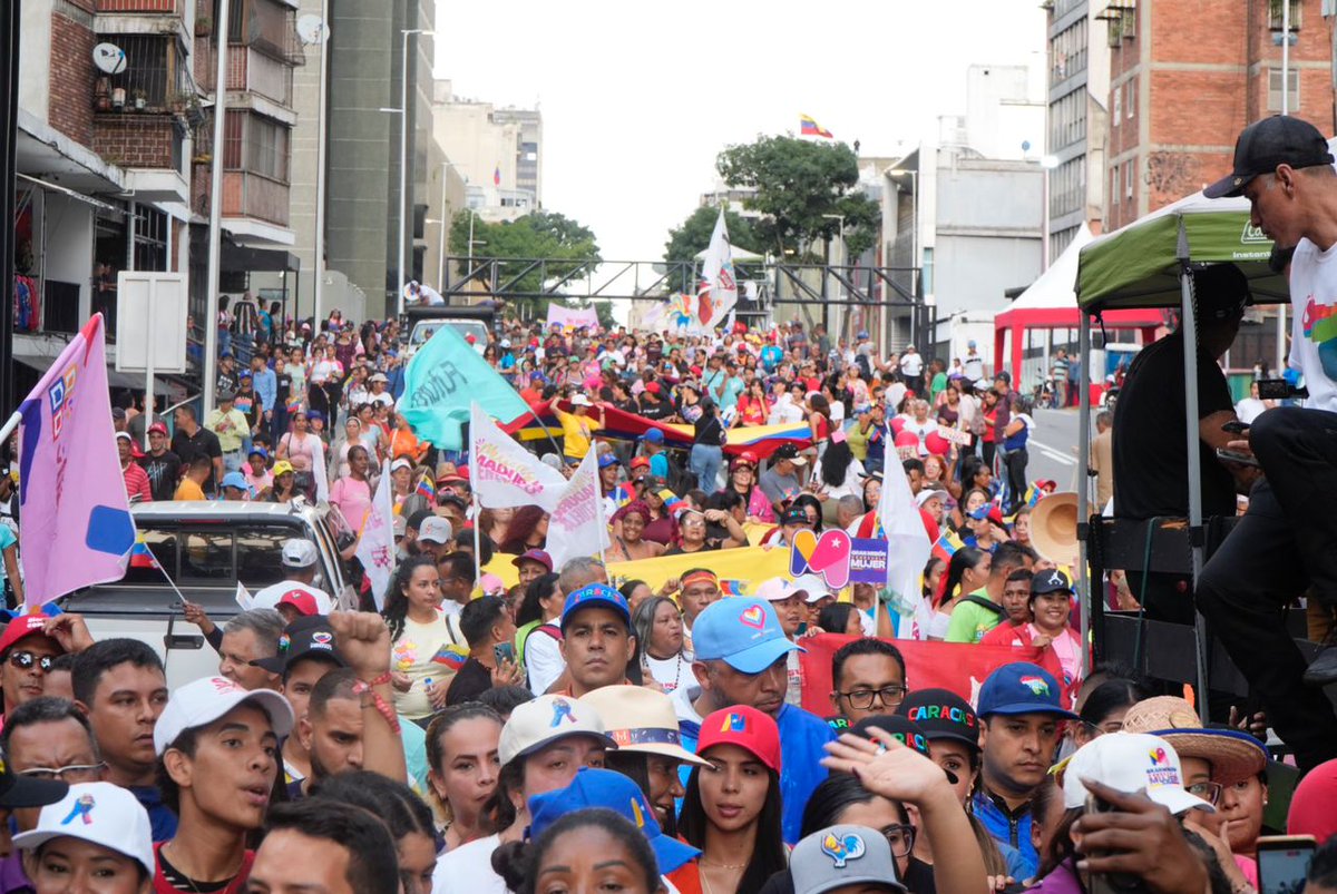 JuventudPSUV's tweet photo. Gran Movilización de las #MujeresPorLaPaz en Caracas. Ellas también votaron por el Presidente @NicolasMaduro y celebran la Victoria del 28 de Julio. https://t.co/4zT4Wejjot