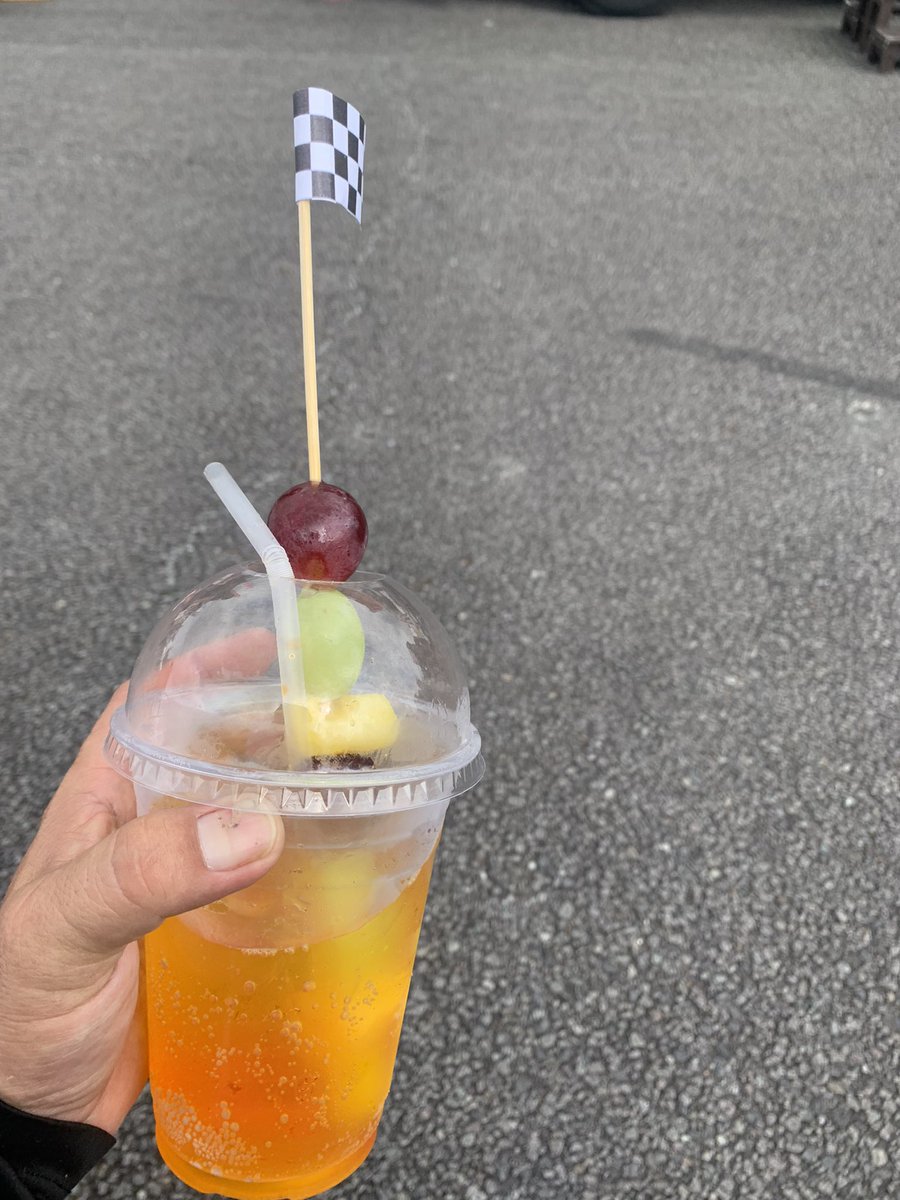 rin000rin's tweet photo. おっ！
推しチームのサイン付きステッカーゲット
 #SGT
 #tekutekukitchen
 #niterra
 #串フェス https://t.co/JUFfGSM6nB