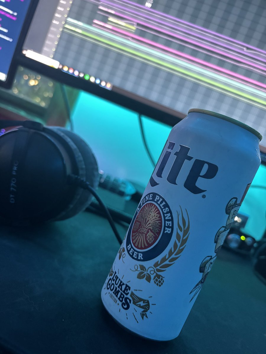 CLAYFAYCE's tweet photo. Now that I am finally home I can drink my beer for international beer day https://t.co/ZHvrswfhzz