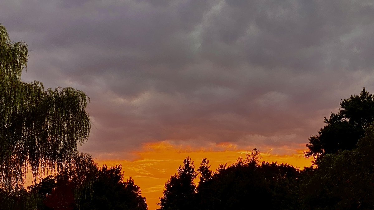 KevRief's tweet photo. @epawawx atmosphere putting on a show in Mullica Hill, NJ tonight. https://t.co/yzXUtsJZ7Q