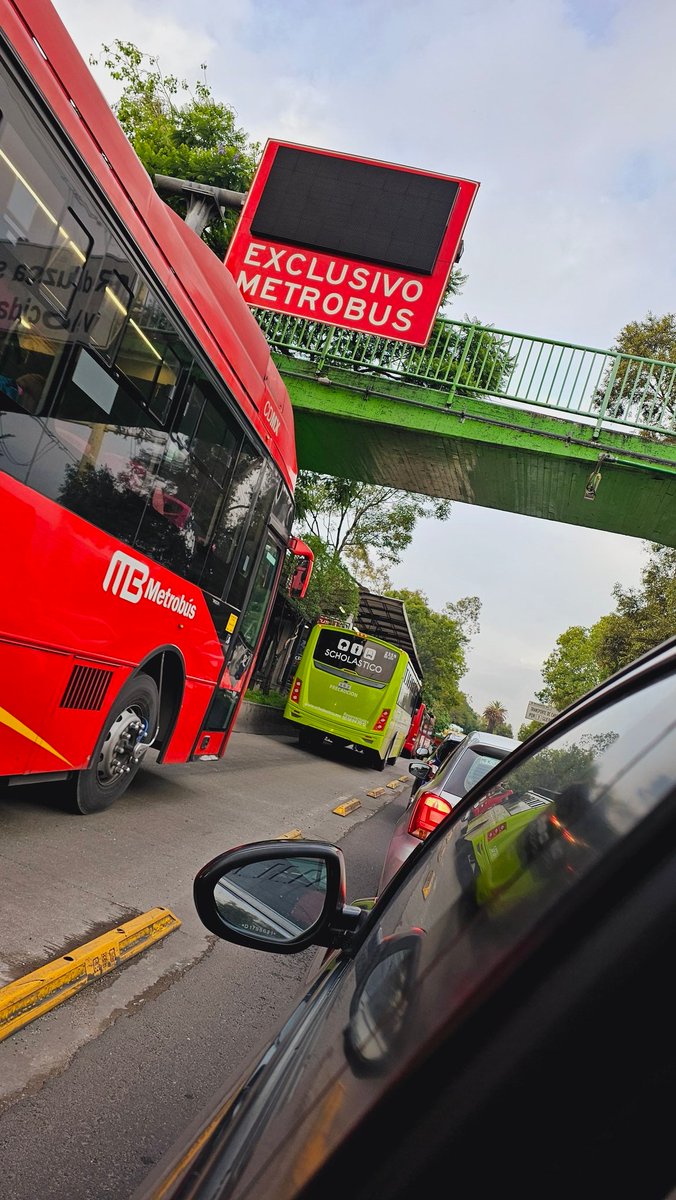 lizahi8's tweet photo. Se sigue invadiendo el carril y los de tránsito ni sus luces https://t.co/z5BqsdzOmQ