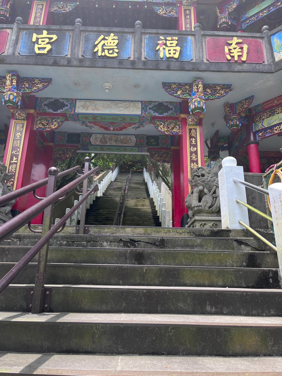 一早聽說台北的烘爐地土地公廟是越夜越熱鬧，香火也越旺，台北的第三天我肯定要去拜一拜。根深蒂固的觀念是中午12點前要完成點香祭拜，加之在台北的郊區，所以我還是趕早去了