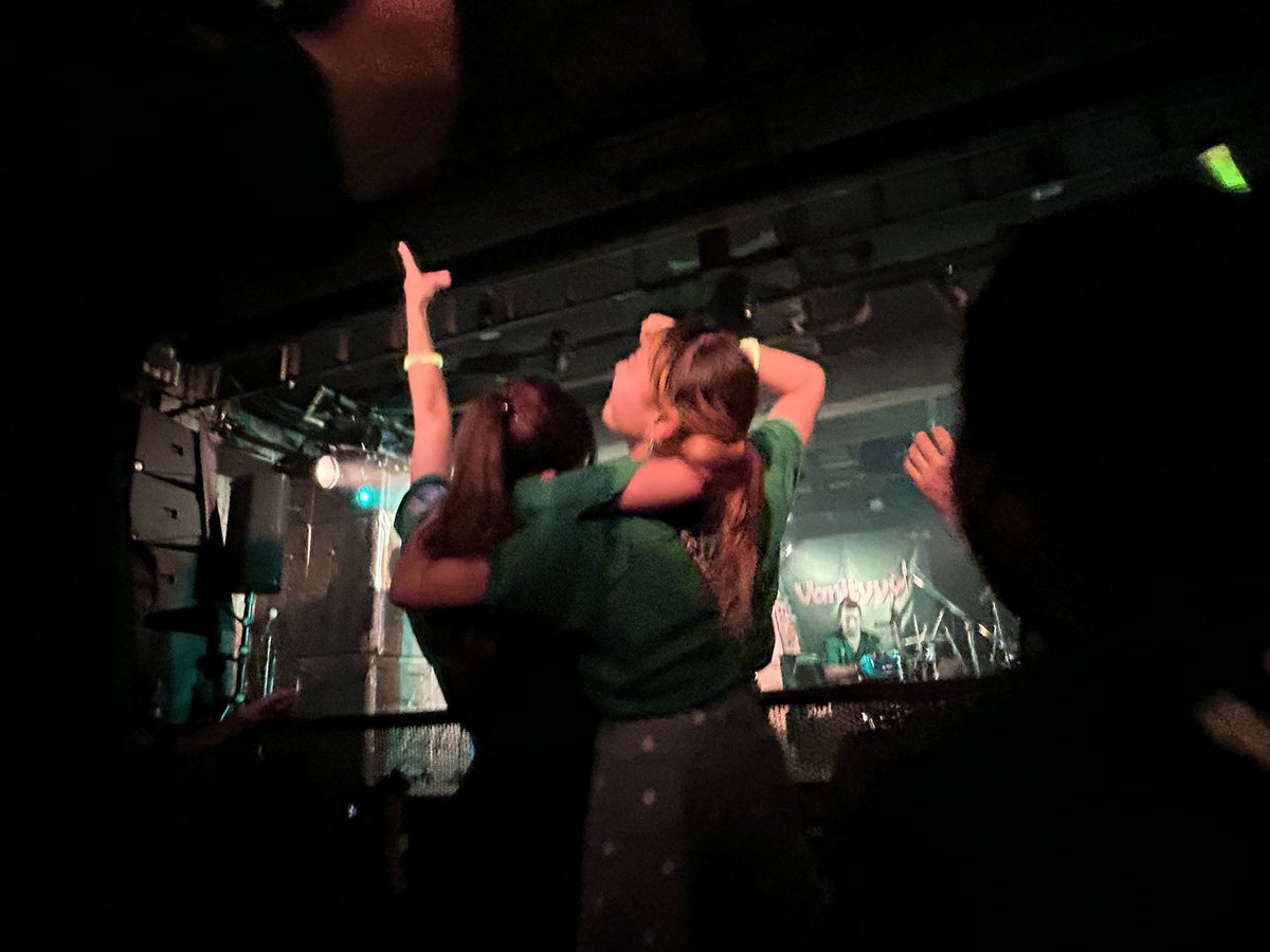 Feel_so_jump's tweet image. 昨日は #Vanityyy さんのツアーファイナル
観てきました。
俺の先輩の、その先輩のバンド、
つまり大先輩のライブ。感無量です。

大事な一夜に立ち会えて幸せでした。

Vanityyyギャルズお疲れ様です
写真置いておきます