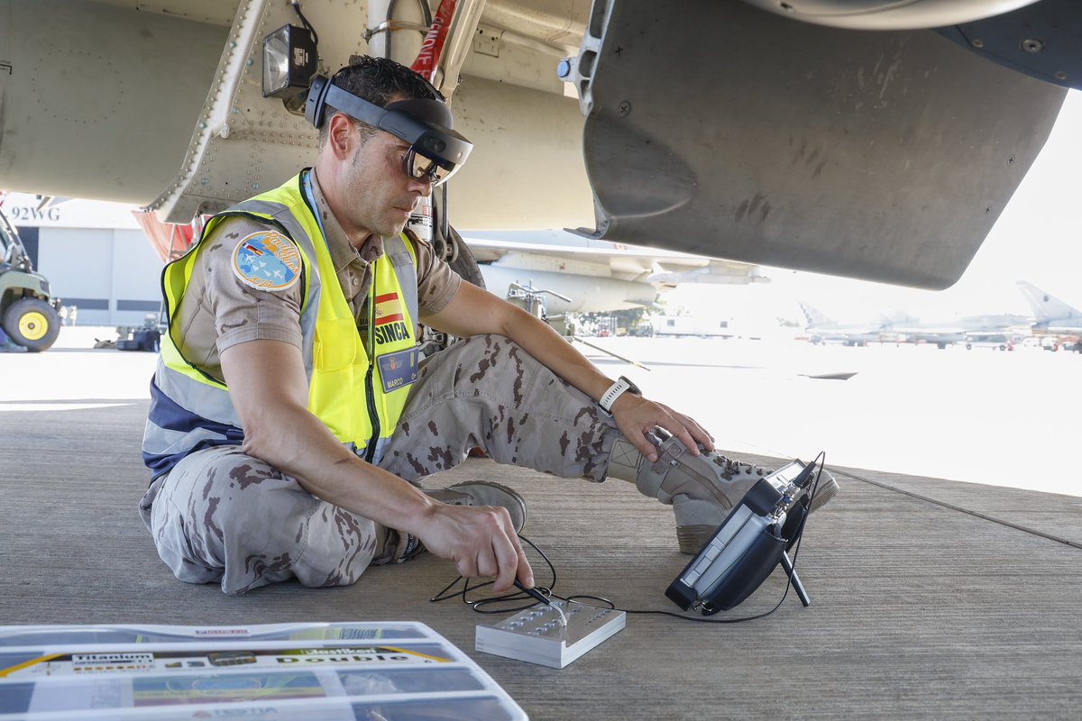 EjercitoAire's tweet photo. Ha sido una escala repleta de hitos y proezas, como el asesoramiento remoto por parte de expertos de nuestra #MAESAL para identificar posibles grietas en nuestras aeronaves, guiando a personal cualificado y destacado en Darwin. https://t.co/LFoNBJnr7c