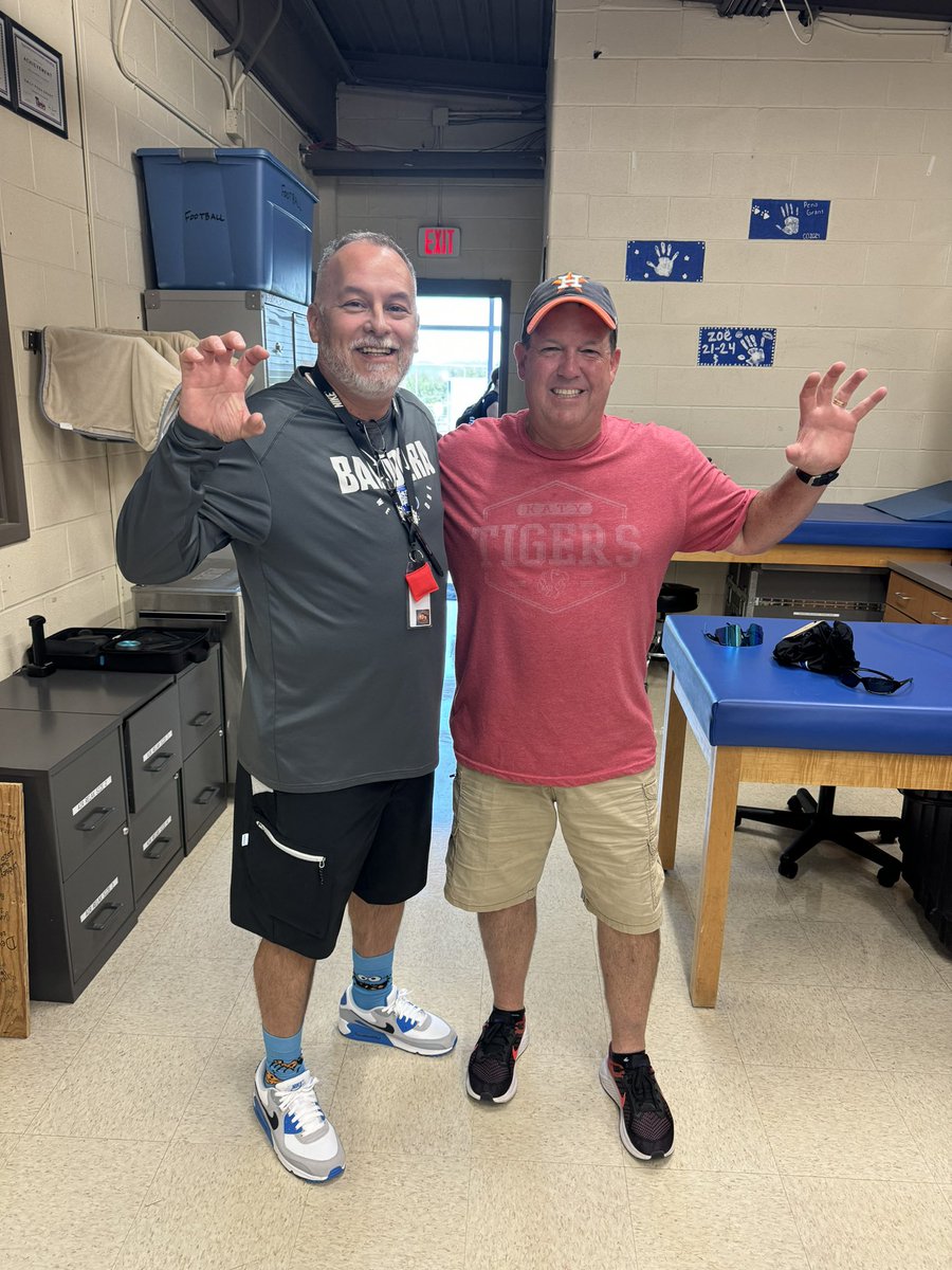 Shout out to <a href="/icebathbaby/">Bandera AT ☤</a> for showing me around the <a href="/BanderaHigh/">Bandera High School</a> athletic training room today. 
We have known each other for 37 years! One of the first  people I met on my first day at <a href="/BearkatSports/">Sam Houston Athletics</a> and been friends ever since! Wishing you a healthy season!
#putthatinanicebath