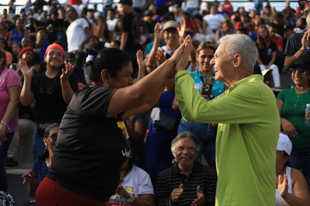 HectoRodriguez's tweet image. La mayoría de los mirandinos y las mirandinas queremos paz, concentrar nuestras energías y fuerzas en seguir recuperando la calidad de vida de todas las familias venezolanas. En nuestro estado reconquistamos el diálogo y el respeto entre vecinos y vecinas; y no vamos a retroceder…
