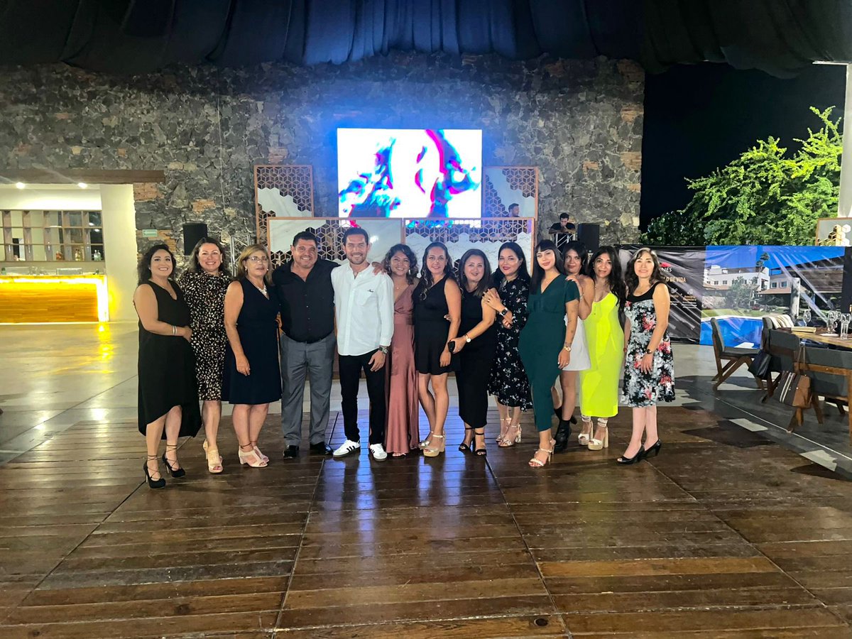 Una noche increíble con mis amigos de <a href="/ComviveComunida/">ComunidadesComvive</a> haciendo equipo y compartiendo mi plática RESILIENCIA. 

Agradecido por sus atenciones. 

¡ Mucho éxito en sus proyectos !