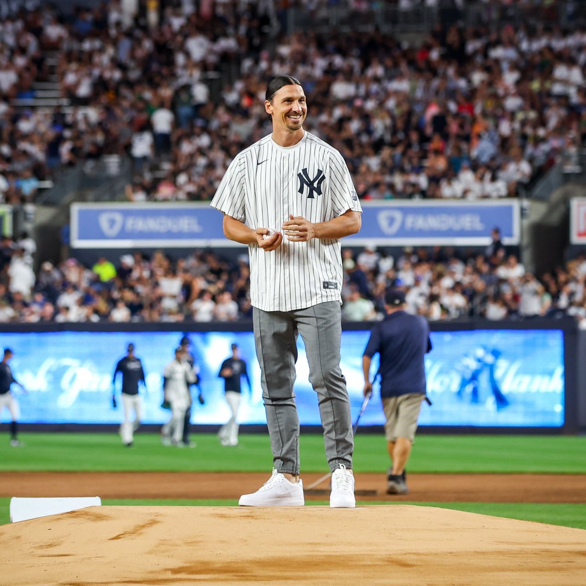 Thank you to legendary <a href="/acmilan/">AC Milan</a> icon Zlatan Ibrahimović for throwing out tonight’s ceremonial first pitch 🔥