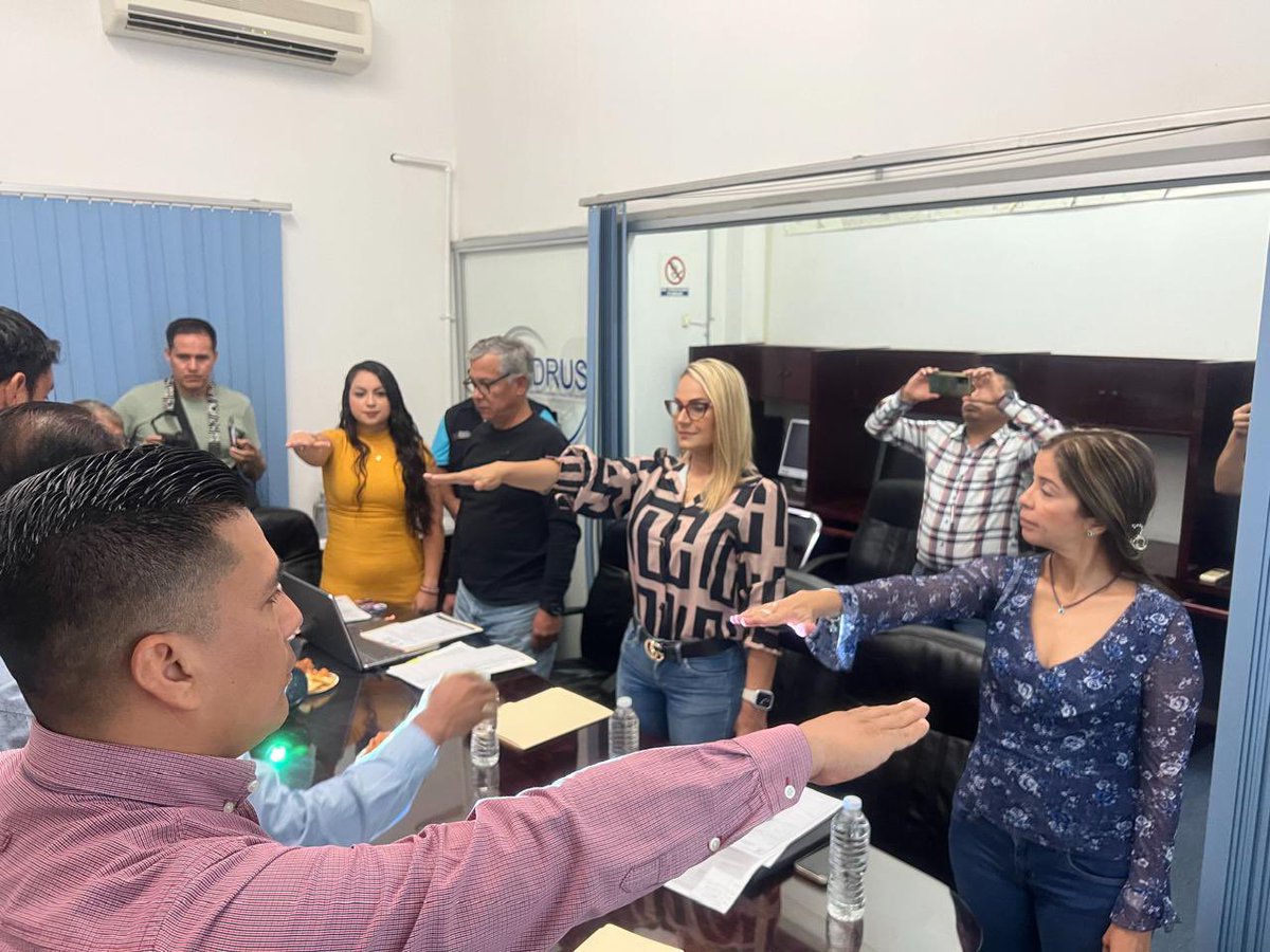 CoevalMorelos's tweet photo. La Directora de la #COEVAL @ArluzSiv asistió a la Primera Sesión Ordinaria e Instalación de Comité Dictaminador de los Programas Apoyo con Fertilizante Químico para el Estado y de Apoyo con Paquetes para la Producción Orgánica a Productores Agrícolas 2024 de @SedagroMorelos https://t.co/1f5m4ZMJA0