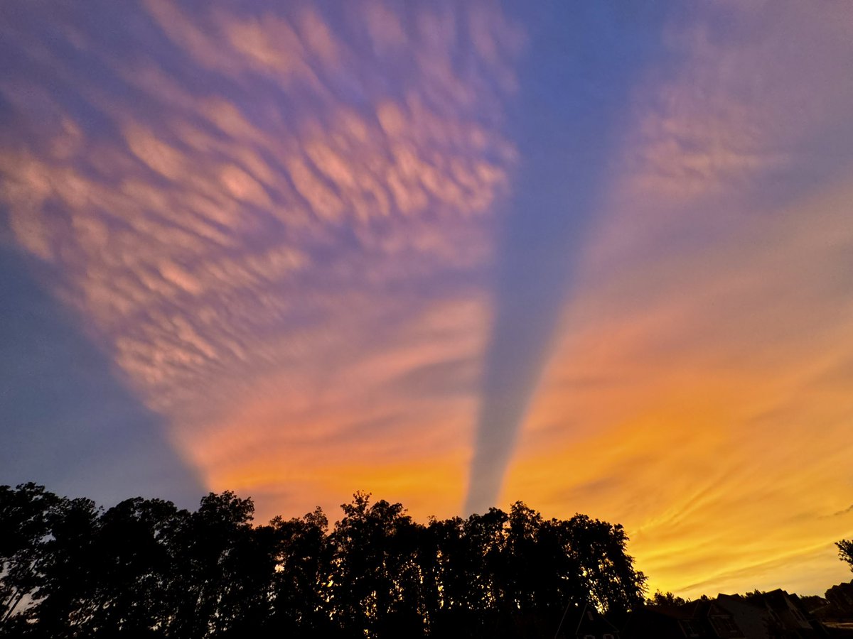 YOUNGTY's tweet image. Beautiful sky at sunset here in Trussville @weswyattweather @LaurenLinahan @mattdanielwx @toniatalkss @WBRCweather @WBRCnews @jpdiceATP