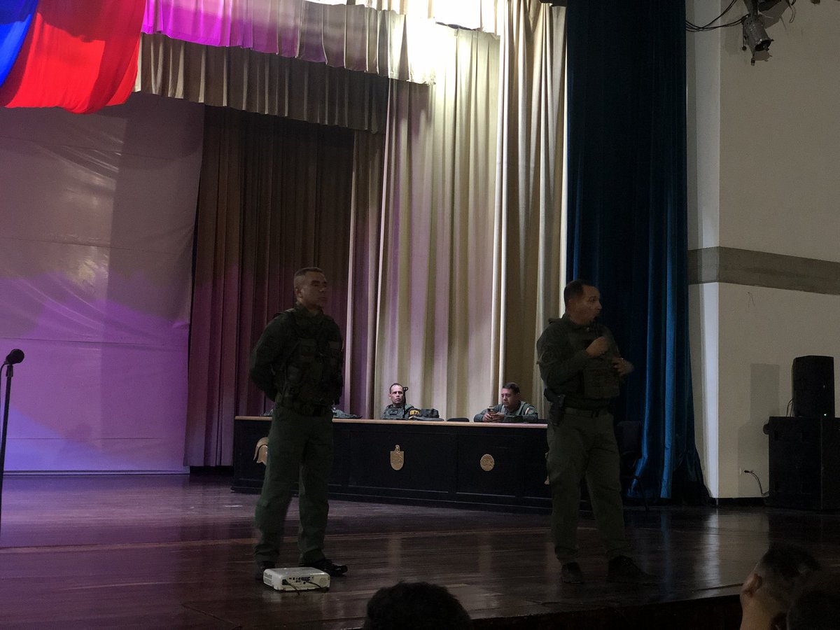 EETNUMBV's tweet photo. A bordo del teatro de la AMARB, se realizó proyección audiovisual de los acontecimientos históricos ocurridos el 11, 12 y 13 ABR 2002, hecho que marcó un hito en la población venezuela 🇻🇪, donde se hace valer la DIGNIDAD de un pueblo soberano y su FANB. #ElPuebloQuiereJusticia https://t.co/LA58SvzoNP