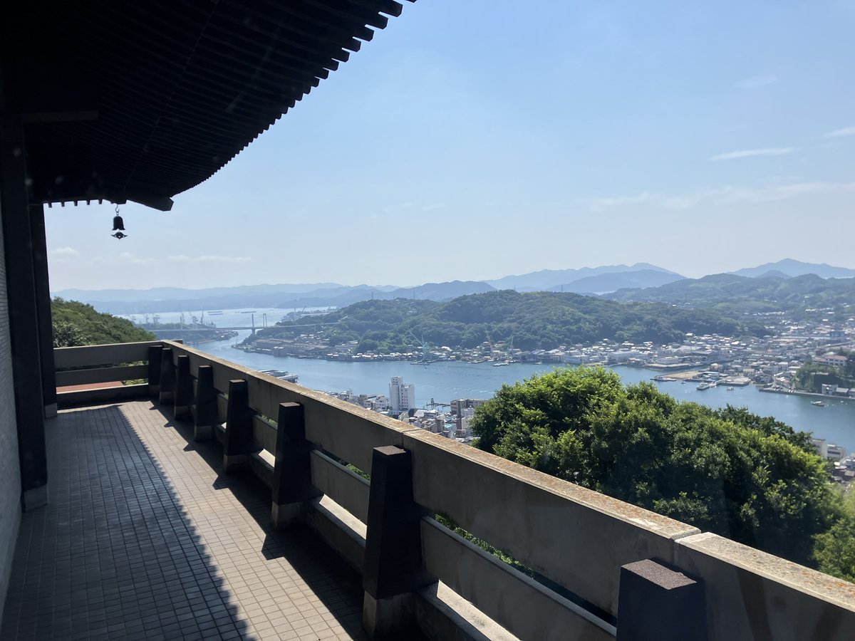 kitamu_y's tweet photo. 今日もいい天気☀️これから尾道市立美術館さんにて工作教室です💡
#尾道 #尾道市立美術館 #尾道市立大学 #尾道市立大学美術学科 #偏光板アート #nitto #偏光板 #位相差板 #灯籠 https://t.co/wW3X9B3DfN