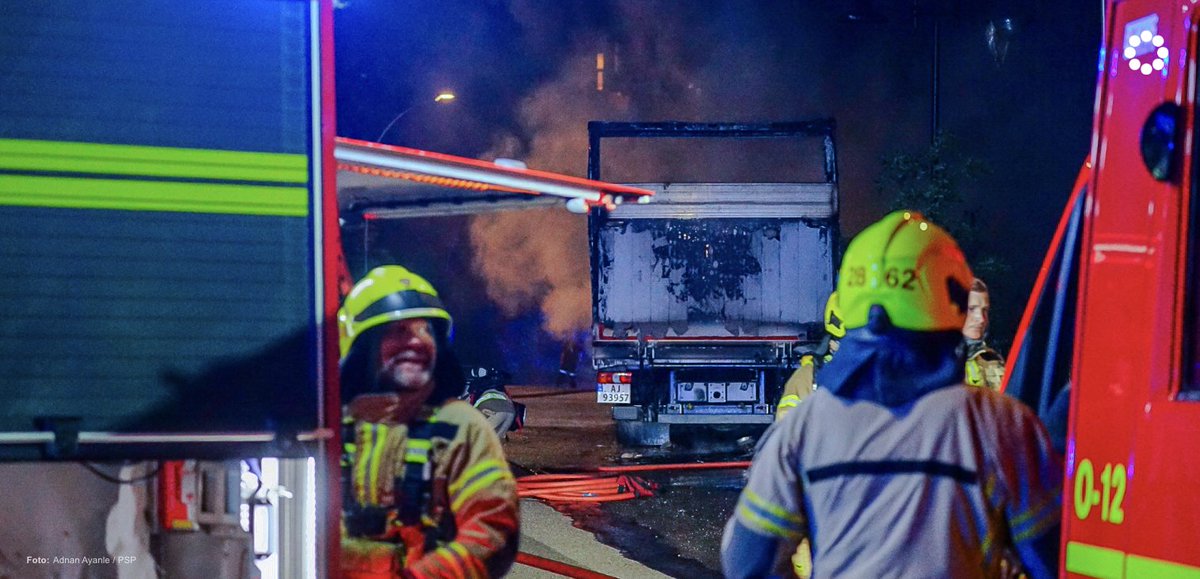 PSPresse's tweet photo. #Oslo Nye bilbranner: - Kan ikke utelukke at de er påsatt

Kl. 02:13, mottok nødetatene melding om en brann i et garasjeanlegg på Toppåsen, Høgåsveien i Prinsdal. 

Brannvesenet er nå i gang med slukking, etter å ha ankommet stedet kl. 02:28. 

Kl. 02:51, bekrefter at to lastebiler og en varebil har brent. Årsaken til brannen er foreløpig ukjent, men politiet kan ikke utelukke at den kan være påtent.