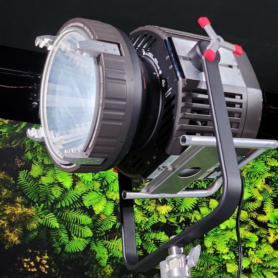 CineoLighting's tweet image. Shining a light on sustainability! 💡 The liquid-cooled Cineo #ReflexR10 is not just a powerful light, its innovative modular design provides lighting professionals an interchangeable lighting tower construction that allows for longer lasting use! #Cineo #Sustainability #LEDLight