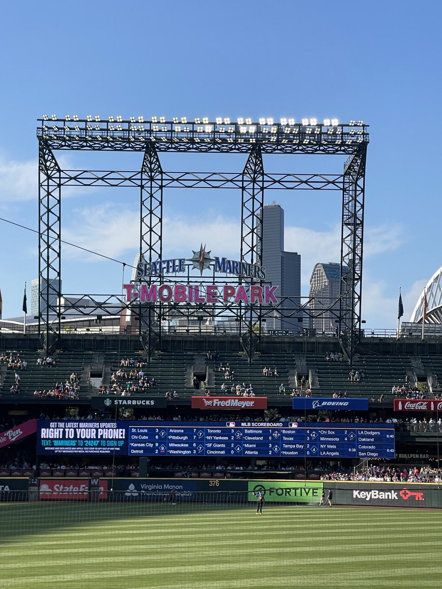 JMeline's tweet image. At the park and only two bars and limited data from my t-mobile. Who runs this show. ⁦@TMobileBusiness⁩ #tfeeble