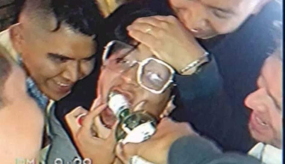 -No creo que te obliguen a tomar
 
Mi amigos: