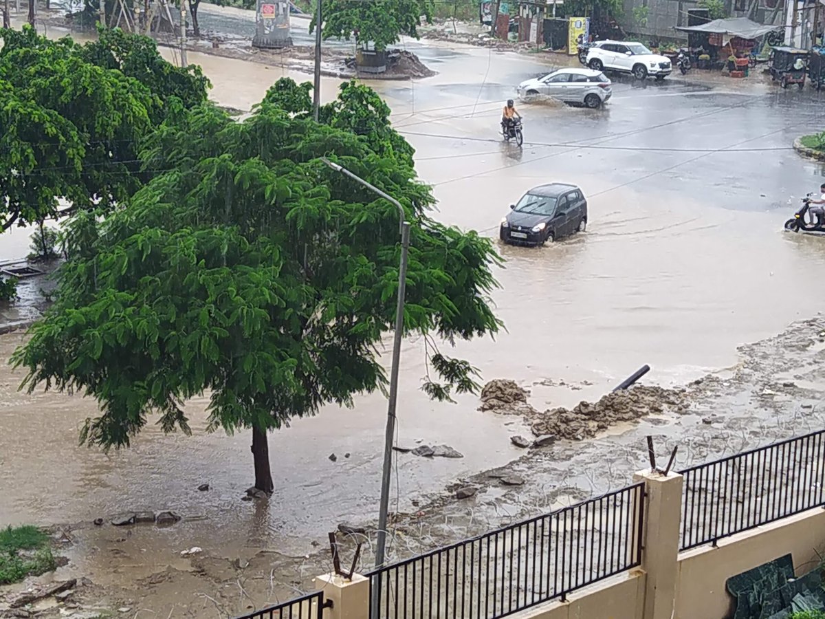 SumeerPandit's tweet photo. @navamit @myogioffice @myogiadityanath @PMOIndia This is apathy of UPAVP @ SIDDHARTH VIHAR GHAZIABAD, after 3 year roads they have started making roads but again they leave this particular area which becomes more vulnerable for a accidents in monsoon# No Road # No Drainage. https://t.co/9jjoGqksQX