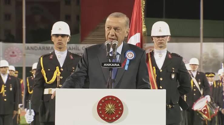 ZeynepHbo's tweet photo. Zalime korku salan, Türk ordusunun başkomutanı, Cumhurbaşkanımız #ErdoğanınYanındayız https://t.co/IrMH26Q97I