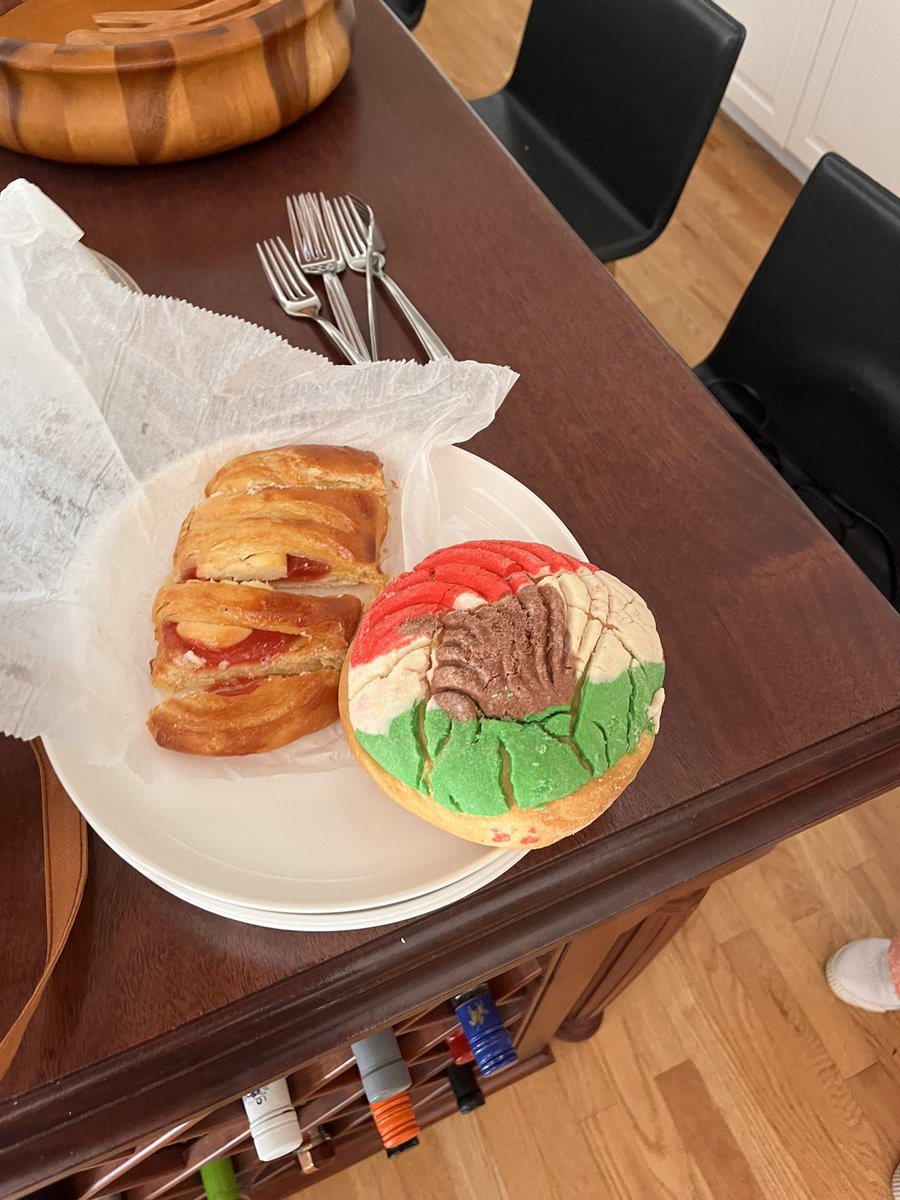 Beautiful weather yesterday para convivir con estas mujeres! <a href="/MsolOG/">Marisol Orihuela</a> <a href="/XSBenavides/">Ximena Benavides @DrXimeBena.bsky.social</a> <a href="/evelynliamalave/">Evelyn Malave</a> @MaCamilaBustos Thanks to <a href="/PolicingProf/">Jorge Xavier Camacho</a> for playing pool person and delivering food!