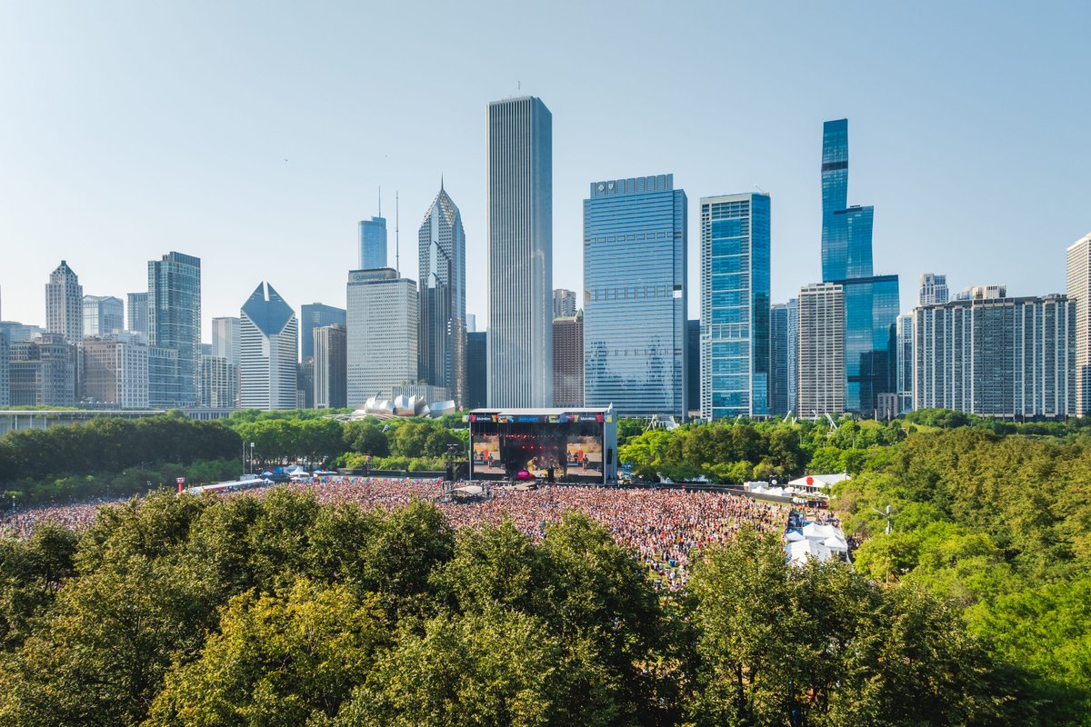 lollapalooza's tweet photo. Skyline poppin' off https://t.co/dm8vu3lm4N