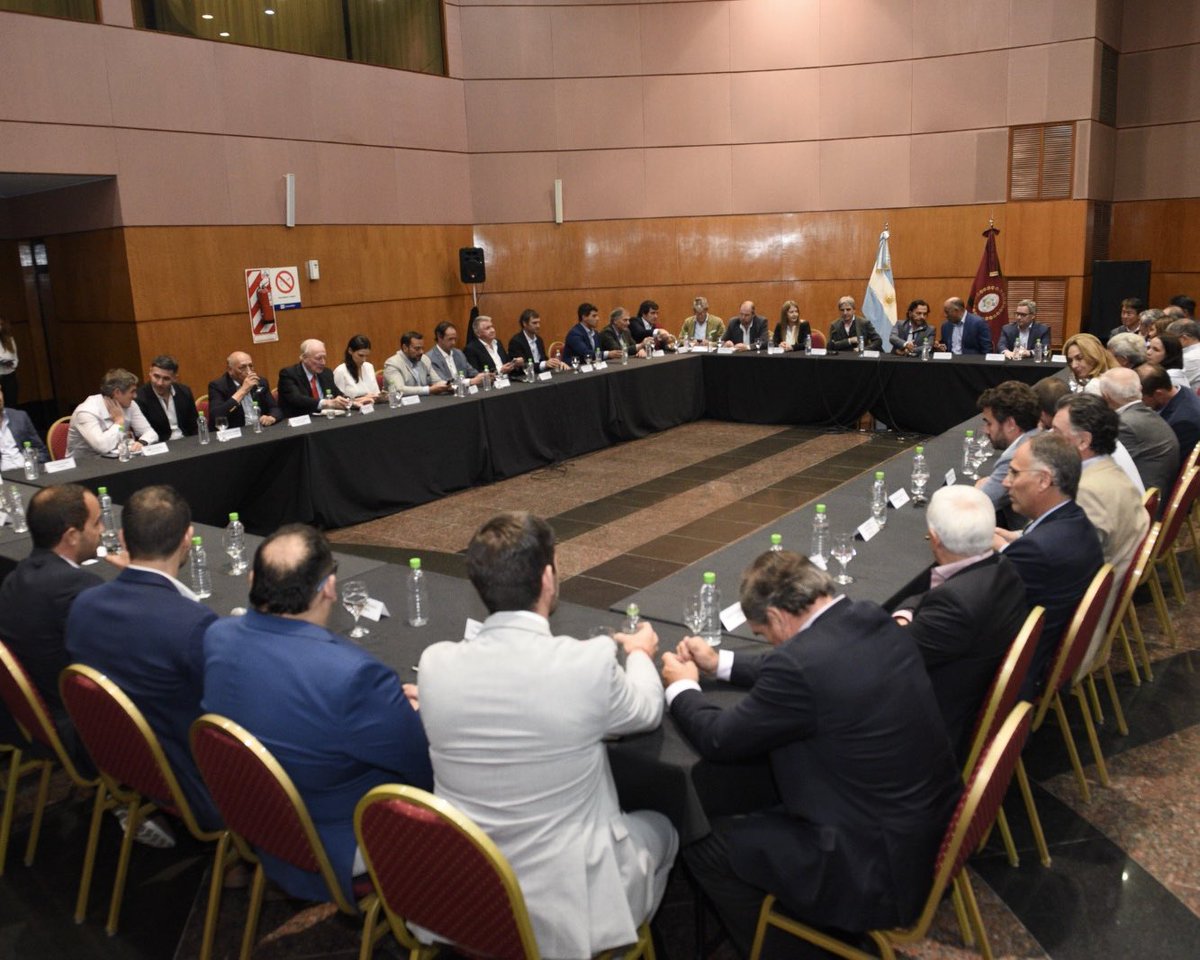 Con la asistencia de más de 40 empresarios de la industria, producción, construcción, comercio, turismo, agroindustria y minería realizamos en Casa de Gobierno una mesa de diálogo, junto al ministro de Economía de la Nación, <a href="/LuisCaputoAR/">totocaputo</a> 🤝🏻

🙌🏻 Salta es la primera provincia en