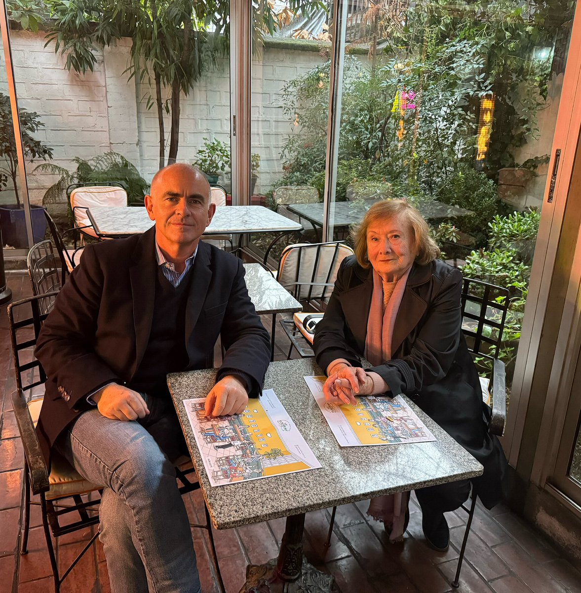 Gran almuerzo con la profesora María Angélica Figueroa, una de las grandes maestras de la Facultad de Derecho de la Universidad de Chile, de quien tuve el honor de ser ayudante en su momento y tengo el privilegio de su amistad. Gran jurista e intelectual.