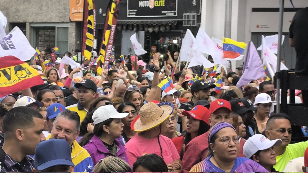 #EnFotos📸 || Hoy salieron a la calle nuestras mujeres de la Patria, nuestras guerreras de la paz, nuestras mujeres valientes que respaldan al presidente obrero <a href="/NicolasMaduro/">Nicolás Maduro</a>.
#MujeresPorLaPaz