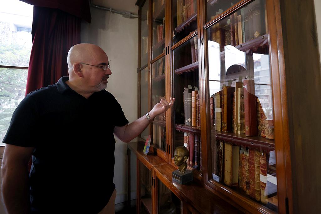 [Entrevista #visitantes] Juan Poblete, académico Universidad de California, quien visitó la Casa de Bello en actividad del <a href="/Archivo_Bello/">Archivo Central Andrés Bello</a>: "Es necesario pensar qué tipo de consumo cultural es la escritura y lectura en el teléfono" uchile.cl/u218932