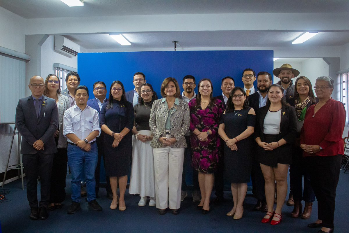 AVillagran502's tweet photo. Un gusto reunirnos con nuestra Vicepresidenta, @KarinHerreraVP, para conocer los nuevos avances que ha promovido desde la @SECCATID. 

Nuestro gobierno tiene un firme compromiso con fomentar vidas más saludables a través de la atención y la prevención del consumo de sustancias nocivas. ☀️🙌🏼🇬🇹