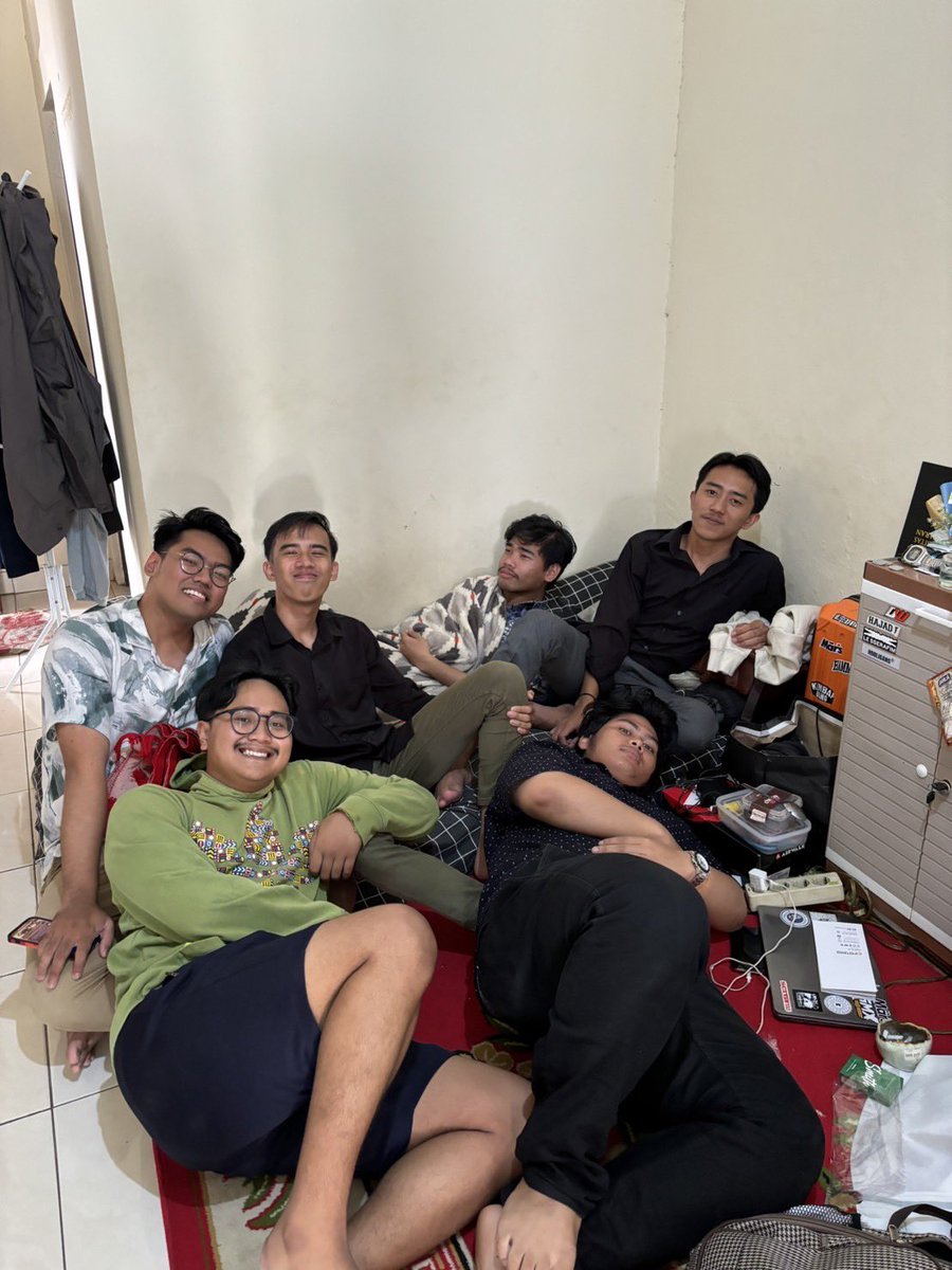 iambarcul's tweet photo. pisah sama kontrakan yang udah membersamai dari s1 sampe koas semester 1, waktunya koas ekstramural 1 tahun, semangat di tempatnya masing2!🫡 https://t.co/hYStgHUGpN