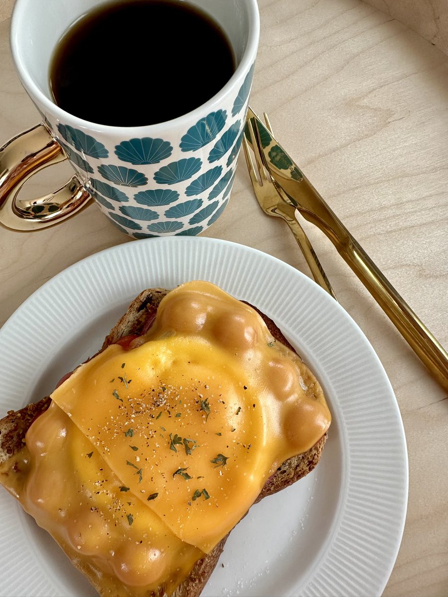 LittleBearCool's tweet photo. The best weekends start with a positive attitude and a good cup of coffee ☕️ Enjoy the Egg &amp; Cheddar Breakfast Sandwich 🥪 ~ Homemade bread 🍞 Cheese plant-based 🧀 🍳 🍅 🧅 #coffeeloverdaily https://t.co/P83tfflFJ6