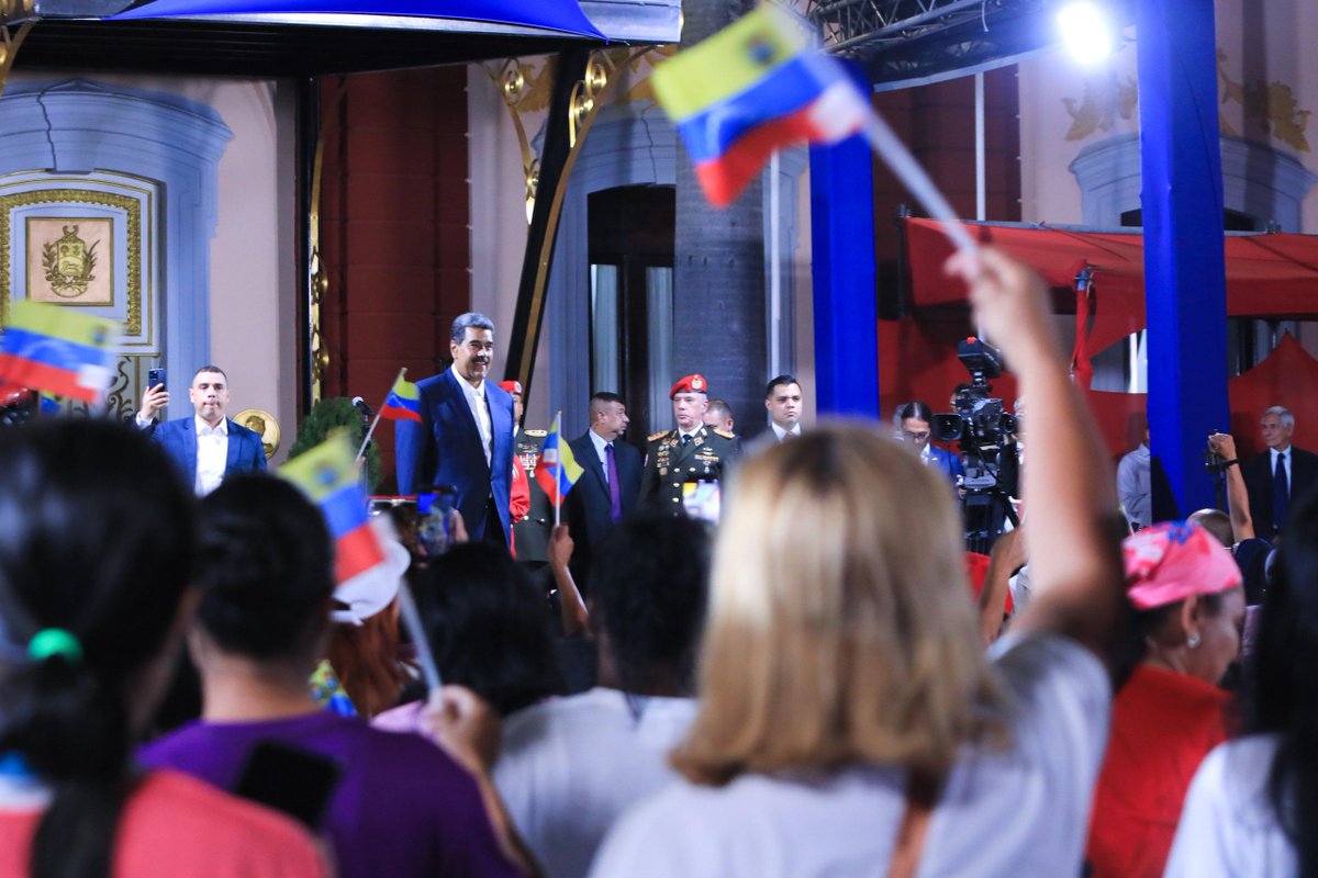 EnFotos 📸 El Pdte. <a href="/NicolasMaduro/">Nicolás Maduro</a> preside encuentro con las #MujeresPorLaPaz desde el Palacio de Miraflores.  ¡Lideresas apoyando al conductor de victorias y en defensa de la Patria!
<a href="/sandraoblitasr/">Sandra Oblitas Ruzza</a> 
<a href="/ViceVenezuela/">Vicepresidencia Vzla</a>