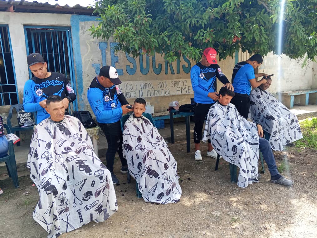 #Cumaná || El equipo Cambia tu Imagen realizó jornada de barbería, peluquería, pigmentación de cejas y peinados infantiles en la comunidad 4 de Marzo ubicada en La Llanada.

@GPintoVzla
#MujeresPorLaPaz