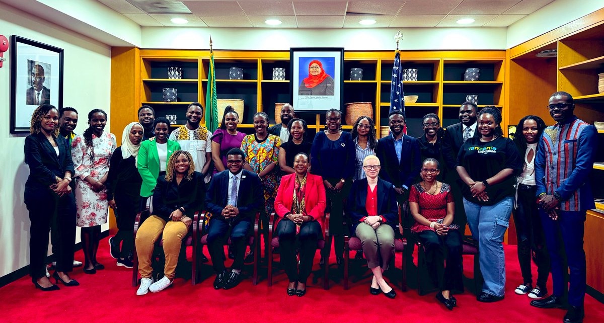 Ubalozi ulifurahi kuwakaribisha Tanzania House washiriki wa programu ya YALI inayodhaminiwa na Serikali ya Marekani. Washiriki hao wamemaliza mafunzo kwenye vyuo mbalimbali hapa Marekani na walikaribishwa Ubalozini kubadilishana mawazo kuhusu masuala waliyojifunza, shughuli za