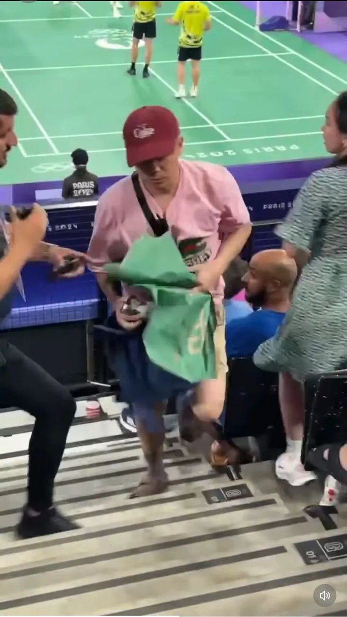 I_Ju_Lee's tweet photo. To be more specific, if you bring a Taiwan-shaped sign with cheering words in mandarin characters to the Olympics, it will be destroyed by a random pink-wearing asian male from an unknown country. https://t.co/oZa2CWMNn1