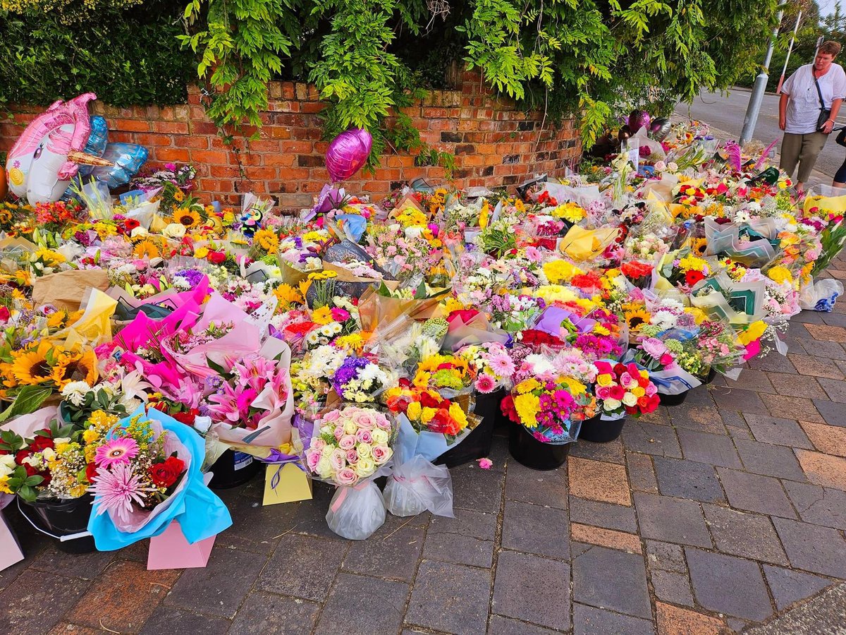 British Muslim Scholars from across the UK came together in #Southport, to show solidarity to the Mosque that was attacked by the #FarRight and to lay flowers in memory of the young girls killed by an extremist. #StrongerTogether.
