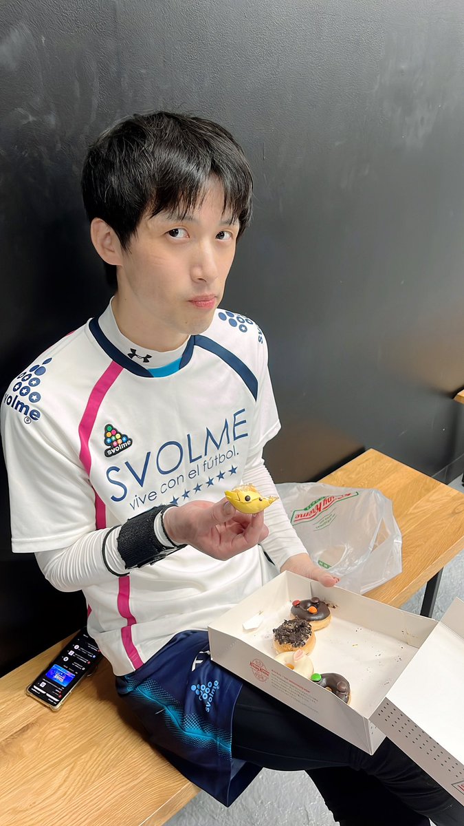 グティ選手が餌付けしてくれた🍩
今日はColorfulも出場しているよ

今日の大会予選は和心とColorfulは別ブロックだった🔥
<a href="/GutyHado/">グティ</a> <a href="/ColorFul_hado/">ColorFul</a> 
#HADO
