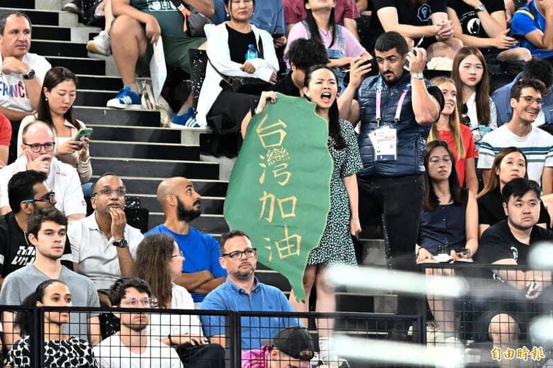 CindyWan19's tweet photo. Whoever she is, she is one gutsy young woman!
With the flag of Taiwan/ROC banned at the Olympics, she brought her own island-shaped banner to cheer.
The official next to her is calling for instructions, but a rude Chinese man would grab her banner, crumple it &amp; leave.
(LTN)
1/ https://t.co/F32uz4ayuA