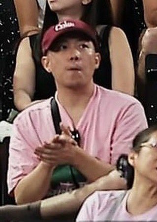 Byron_Wan's tweet image. The 🇨🇳 little pink who forcibly snatched the Taiwan poster from the hands of 楊芷芸 during the 🇹🇼 Lee Yang (李洋) / Wang Chi-lin (王齊麟) vs 🇩🇰 Kim Astrup / Anders Skaarup Rasmussen badminton men’s doubles semi-finals at the Paris Olympics on Aug 2.

This was a criminal act. Did