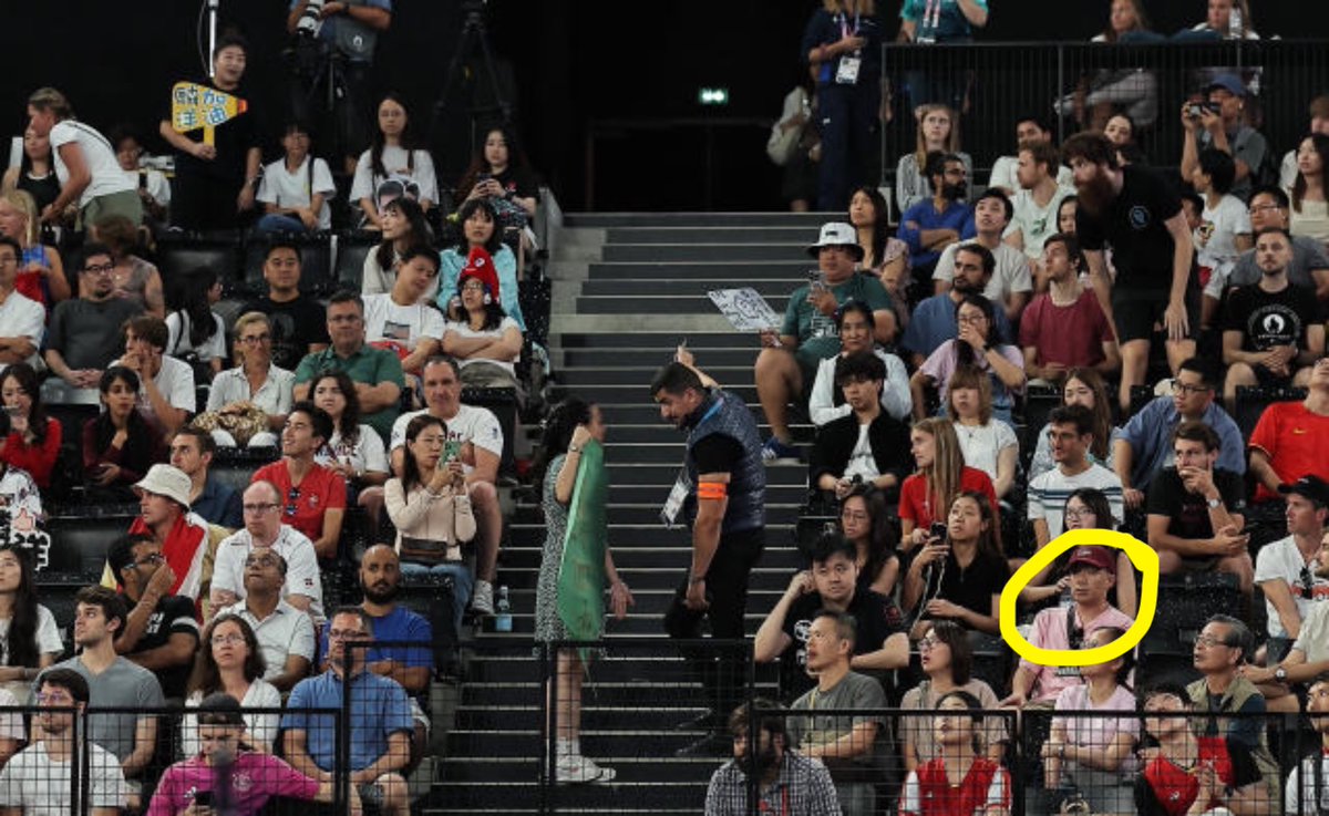 Byron_Wan's tweet image. The 🇨🇳 little pink who forcibly snatched the Taiwan poster from the hands of 楊芷芸 during the 🇹🇼 Lee Yang (李洋) / Wang Chi-lin (王齊麟) vs 🇩🇰 Kim Astrup / Anders Skaarup Rasmussen badminton men’s doubles semi-finals at the Paris Olympics on Aug 2.

This was a criminal act. Did