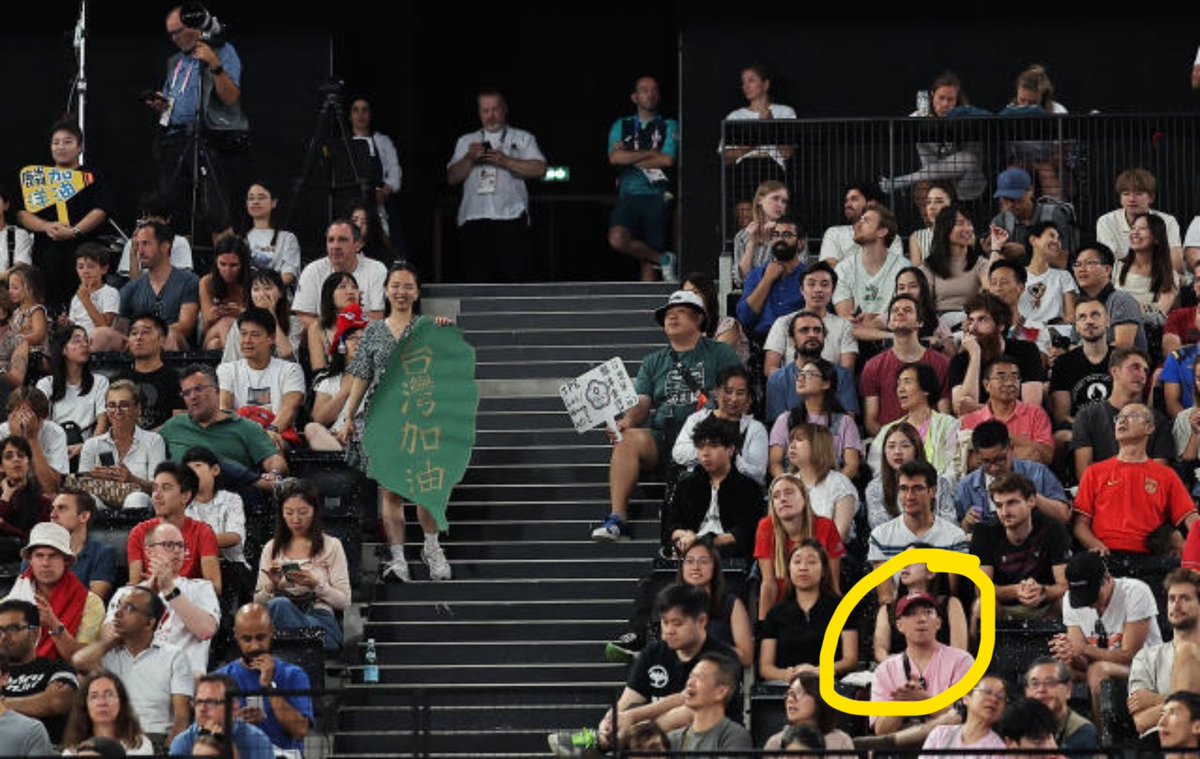 Byron_Wan's tweet image. The 🇨🇳 little pink who forcibly snatched the Taiwan poster from the hands of 楊芷芸 during the 🇹🇼 Lee Yang (李洋) / Wang Chi-lin (王齊麟) vs 🇩🇰 Kim Astrup / Anders Skaarup Rasmussen badminton men’s doubles semi-finals at the Paris Olympics on Aug 2.

This was a criminal act. Did